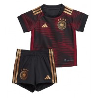 Billiga Tyskland Barnkläder Borta fotbollskläder till baby VM 2022 Kortärmad (+ Korta byxor)